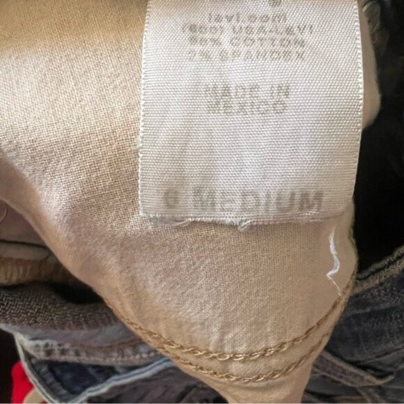 Women's Levis Blue Jeans, Medium Wash ,526 Slender Boot Cut, Size 6M - Picture 4 of 8